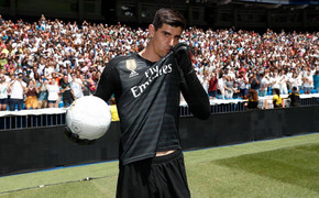 Courtois hôn lên logo Real Madrid trong ngày ra mắt