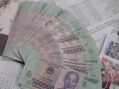 Nhặt được cọc tiền hơn 30 triệu đồng, 3 nam sinh tìm người trả lại