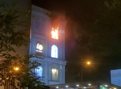 Cháy tại tòa nhà Diamond Plaza ở TP.HCM, nhiều người tháo chạy trong đêm