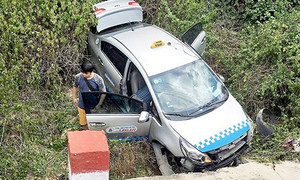 Taxi chở 3 hành khách đi sân bay Cam Ranh lao xuống vực