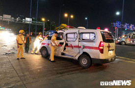 Xe cứu thương va chạm với container ở TP.HCM, 2 người bị thương nặng