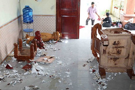 Bố đẻ nhốt 3 con trong phòng ngủ ép cùng tự thiêu