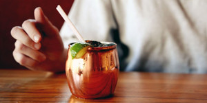 Nguy cơ ngộ độc khi uống cocktail bằng loại cốc đang 'siêu hot' trên instagram