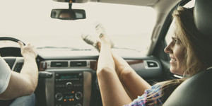 Gác chân lên phía trước ô tô, cô gái trẻ gặp tai nạn đáng tiếc