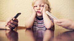 Con cái sẽ thất bại, lo âu, trầm cảm nếu cha mẹ thường xuyên làm 7 việc sau