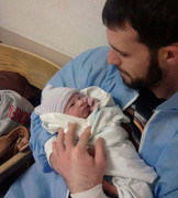 Rớt nước mắt ngắm khoảnh khắc cha thấy con mới sinh ra