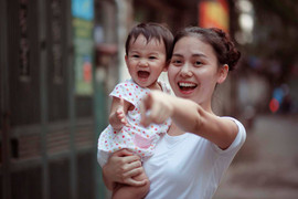 Những người lớn vô duyên đến tàn nhẫn và câu chuyện ám ảnh tuổi thơ của bà mẹ 2 con