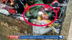 Phẫn nộ bà ngoại và bà nội vứt cháu gái sinh non vào thùng rác cho 'rảnh nợ'