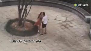 Bạn gái lột đồ ăn vạ trong lúc cãi nhau, bạn trai 'soái ca' ra sức che chắn