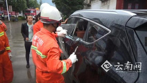 Bố mẹ để quên chìa khóa trong xe hơi, con bị nhốt trong xe suýt chết