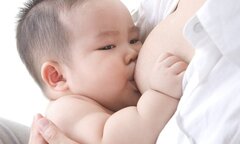 Không có sữa mẹ thì nuôi con bằng sữa công thức, sao phải khổ sở đến stress?