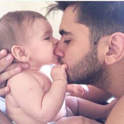 Ông bố Tây giúp con nín khóc tức thì bằng âm thanh kỳ lạ