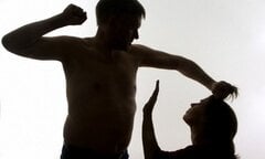 Uất nghẹn cổ với câu 'phán xử' của mẹ chồng: 'Đã là vợ, chồng đánh cũng không được cãi'