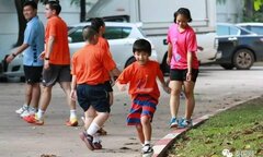Cha làm đủ thứ trò khùng điên, chỉ mong đổi lại nụ cười của đứa con trai bệnh tật
