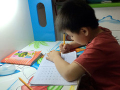 Con mới vào lớp 1: Bố mẹ cãi nhau vì quá áp lực