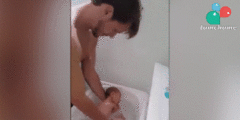 Clip: Ông bố tắm và hát ru cho con siêu đỉnh gây sốt cộng đồng mạng