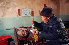 Cảm động câu chuyện vợ bị liệt sau 5 tháng cưới, chồng ở vậy nuôi vợ suốt đời