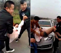 Phù dâu bị bạn bè của chú rể sàm sỡ thô bạo trong lễ cưới