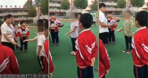 Phẫn nộ giáo viên dùng giày cao gót đánh và giơ chân đạp thẳng vào người học sinh