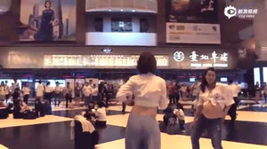 21 bà bầu rủ nhau 'quẩy tưng bừng' giữa Trung tâm thương mại gây chú ý