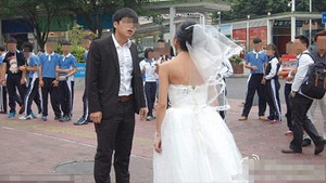 Mặc áo cưới hở hang, vợ bị chồng đấm và hạ nhục ngay tại chỗ