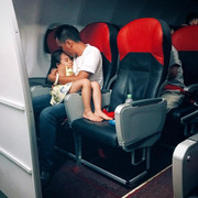 Khoảnh khắc cha ôm trọn con gái vào lòng trên chuyến bay muộn gây xúc động mạnh