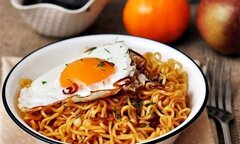 Chỉ bằng 3 bát mỳ, cha dạy con trai bài học thấm thía về 'cho và nhận'