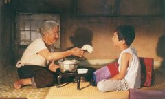 Bà ngoại trông cháu có gì sai mà lại nói 'cháu bà nội, tội bà ngoại'?