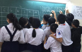 Cô giáo thưởng tiền cho học sinh có bài kiểm tra trên 6,5 điểm