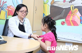 Bé gái 'lùn tịt' ở TP.HCM tăng hơn 17cm sau khi tiêm hormone