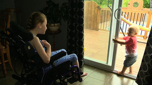 Cô bé bại não 9 tuổi cứu em trai khỏi đuối nước