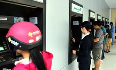 Các ngân hàng lớn lại bắt tay tăng phí rút tiền ATM, bắt đầu từ 15/7