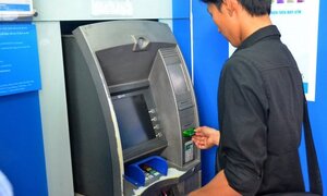 Ngân hàng nhà nước yêu cầu 4 ông lớn dừng tăng phí rút tiền nội mạng ATM