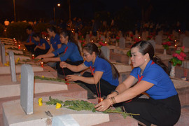 2.000 đoàn viên, thanh niên Đắk Lắk thắp nến tri ân các anh hùng liệt sĩ