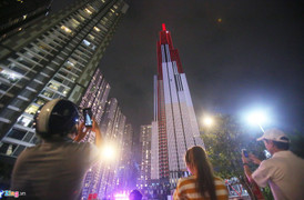 Ảnh: Tòa nhà cao nhất Việt Nam rực rỡ trong pháo hoa và ánh sáng nghệ thuật
