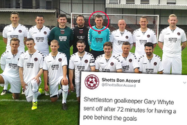 Phóng uế sau khung thành, thủ môn bị đuổi khỏi sân