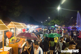 Ảnh: Người dân Thủ đô 'đội mưa' dự lễ khai trương phố đi bộ Trịnh Công Sơn