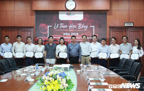 Chủ tịch FPT Trương Gia Bình trao học bổng MBA 2018 cho những 'thủ lĩnh' tương lai