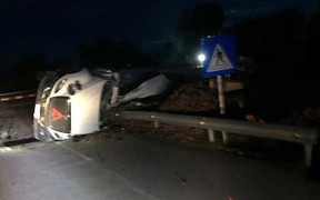 Va chạm khi ôm cua, hai xe tải lật nhào trên quốc lộ