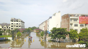 Ảnh: Khu biệt thự triệu USD giữa Thủ đô cứ mưa là ngập, dân ngán ngẩm chỉ biết kêu trời