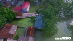 Video Flycam: Nước ngập đầu người, dân Thủ đô đi lại trên mái nhà lấy đồ cứu trợ