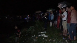 Xe máy chở 4 thanh niên lao thẳng xuống sông: Huy động 150 người tìm kiếm 2 nạn nhân