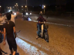 Sỏi đá vương vãi ở chân cầu Đáp Cầu Bắc Ninh, hàng loạt người gặp nạn