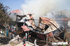 Lửa thiêu rụi xưởng mộc ở Hà Nội