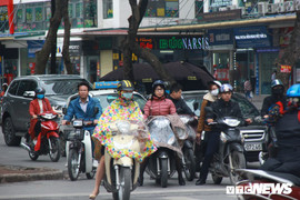 Ảnh: Người Hà Nội mặc áo khoác, co ro trong ngày mưa lạnh đầu đông