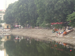 Hà Nội: Chó Pitbull điên cuồng cắn người đi bộ tập thể dục, kéo lê xuống mép nước