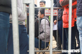 Ảnh: Người hâm mộ mang theo xôi, ghế ngồi đợi nhận vé trận chung kết Việt Nam - Malaysia