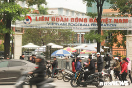 Ảnh: Phe vé tung hoành trước cổng VFF, giá vé trận chung kết AFF Cup bị thổi gấp vài chục lần