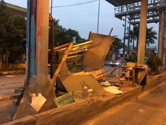 Xe container húc đổ cabin trạm thu phí BOT Tân Đệ trong đêm