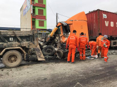 Xe ben chở đá lấn làn tông trực diện container, tài xế thoát chết trong cabin biến dạng